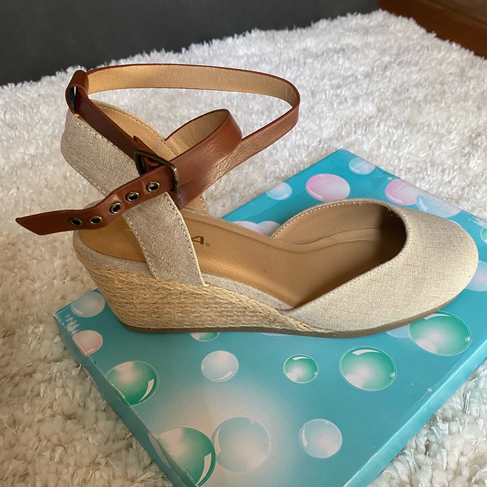 ⭐️🆕⭐️ Brand new Soda Black and Tan wedge closed toe sandals.